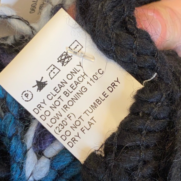 NWT made in Italy Oblong Scarf - Picture 8 of 9